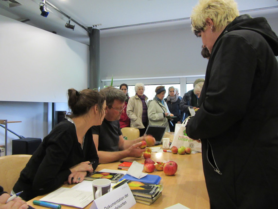 Foto: Apfelsortenbestimmung mit den Pomologen Ulrike Gisbier und Jens Meyer im Informationszentrum PAHLHUUS. Fotoautor: Frank Hermann